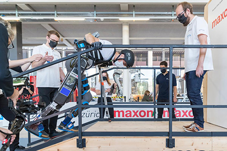 El Cybathlon es un proyecto sin &aacute;nimo de lucro de la escuela polit&eacute;cnica ETH de Z&uacute;rich en el que equipos de ingenier&iacute;a de todo el mundo desarrollan tecnolog&iacute;as de asistencia junto con y para personas con problemas de movilidad, y en el que se enfrentan en competiciones cada cuatro a&ntilde;os